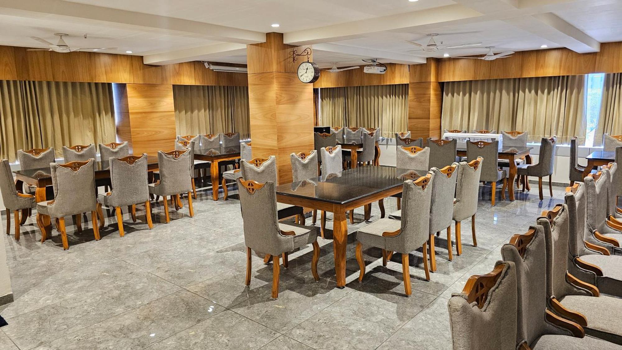 אחמדאבאד Rds Hotel מראה חיצוני תמונה